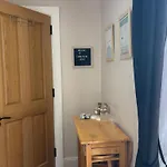 Small Remote Detached With Private Entrance Pensión 3*