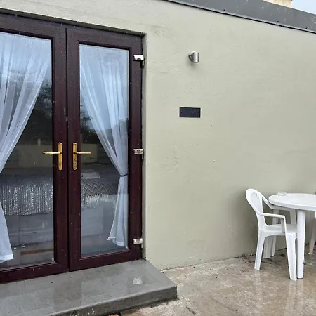 Small Remote Detached With Private Entrance Pensión 3*