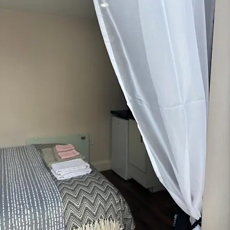 ゲストハウス Small Remote Detached With Private Entrance