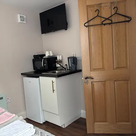 Small Remote Detached With Private Entrance 3*