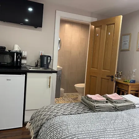 Small Remote Detached With Private Entrance 3*